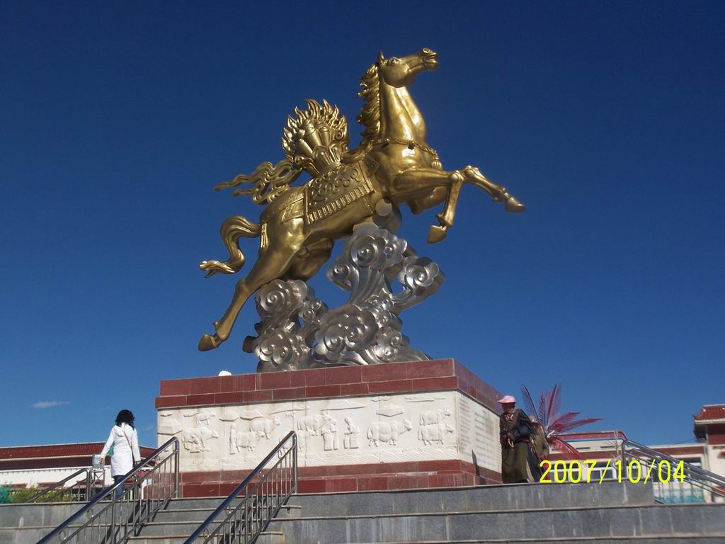 奔馬銅像_奔馬銅雕塑_東漢銅奔馬的雕塑特征