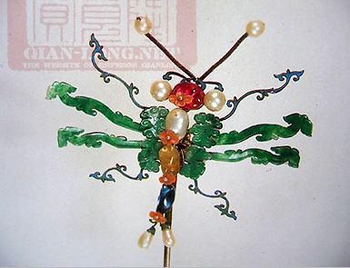 翡翠雕刻蝴蝶的寓意_翡翠雕刻蝴蝶和花的圖片_翡翠蝴蝶雕刻