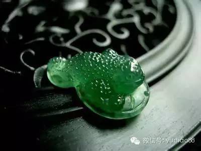 翡翠玉雕金蟾寓意什么_翡翠玉雕金蟾圖片大全_翡翠玉雕金蟾