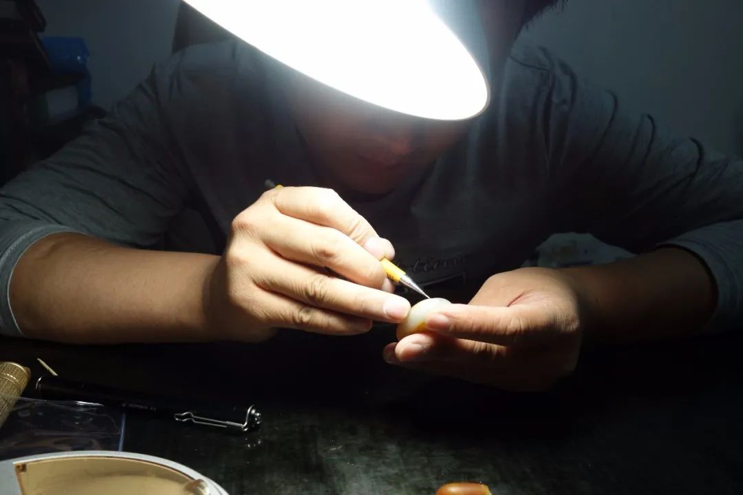 雕刻玉石簡單手工制作_手工雕刻玉石入門視頻_簡單的玉石手把件雕刻