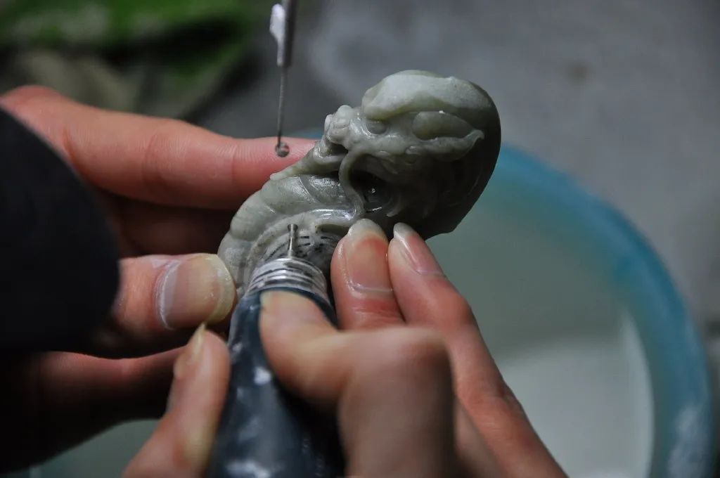 雕刻玉石簡單手工制作_手工雕刻玉石入門視頻_簡單的玉石手把件雕刻