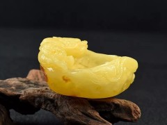 淺談佩戴蜜蠟吊墜有什么好處