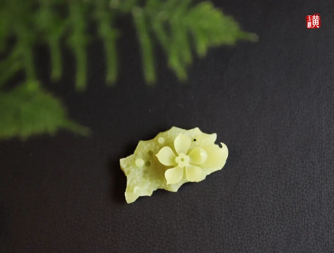 玉上雕刻蜻蜓和蓮花_蓮花雕刻蜻蜓玉上色好嗎_玉上雕刻蓮花蜻蜓什么意思