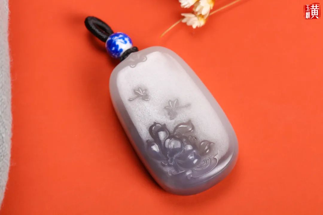 玉上雕刻蜻蜓和蓮花_蓮花雕刻蜻蜓玉上色好嗎_玉上雕刻蓮花蜻蜓什么意思