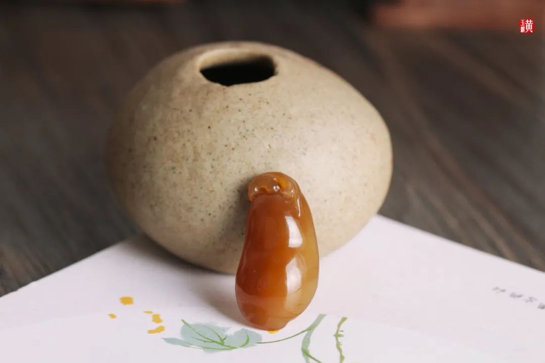 玉上雕刻蜻蜓和蓮花_蓮花雕刻蜻蜓玉上色好嗎_玉上雕刻蓮花蜻蜓什么意思