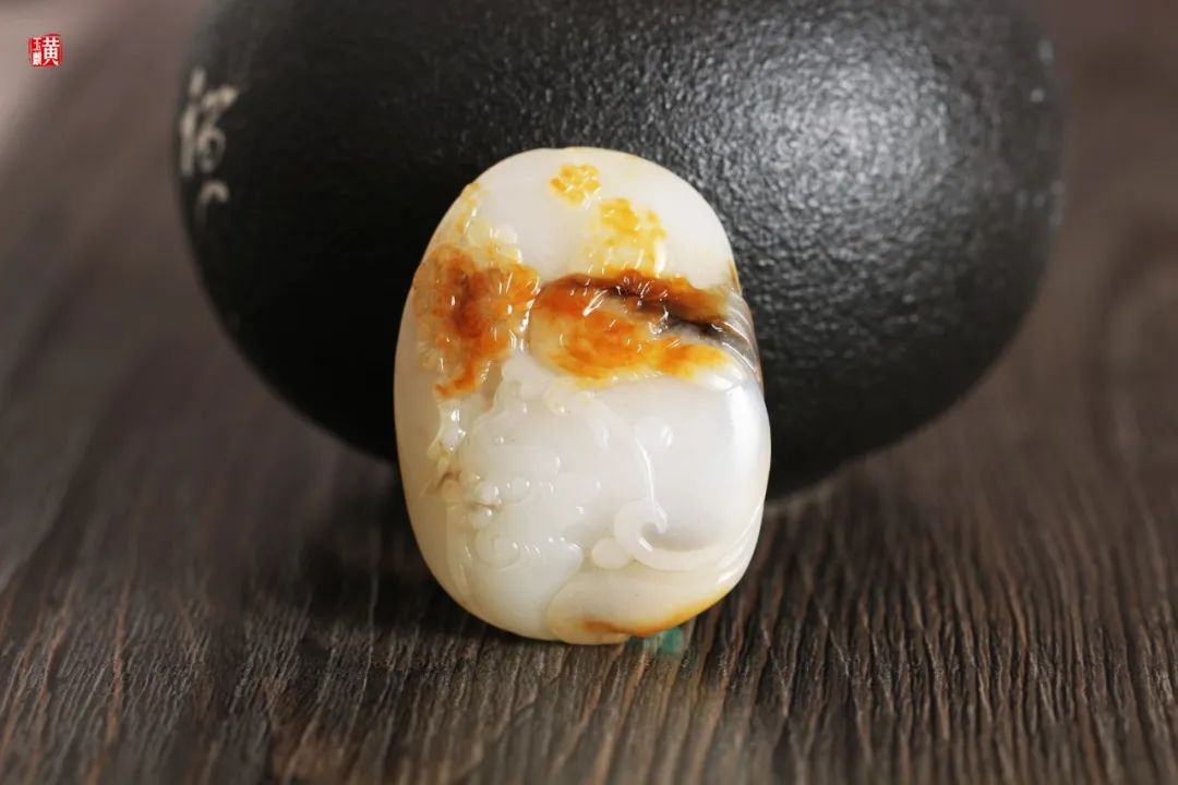 玉上雕刻蜻蜓和蓮花_蓮花雕刻蜻蜓玉上色好嗎_玉上雕刻蓮花蜻蜓什么意思
