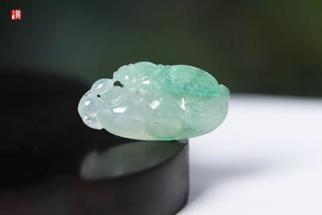 蓮花雕刻蜻蜓玉上色好嗎_玉上雕刻蜻蜓和蓮花_玉上雕刻蓮花蜻蜓什么意思