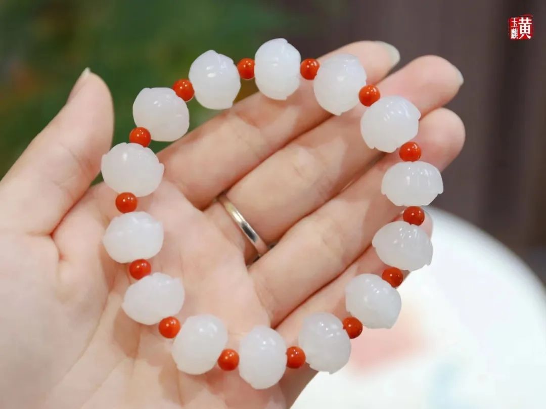 蓮花雕刻蜻蜓玉上色好嗎_玉上雕刻蓮花蜻蜓什么意思_玉上雕刻蜻蜓和蓮花