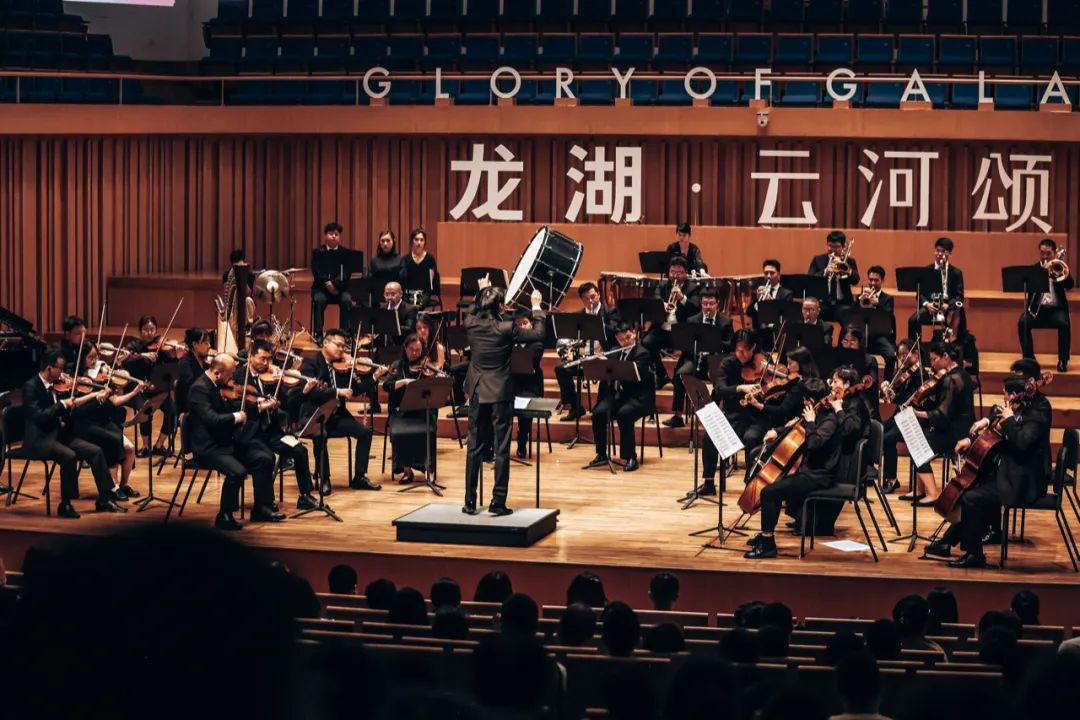 不銹鋼迎客松雕塑_不銹鋼松樹(shù)雕塑_不銹鋼大型雕塑廠家供應(yīng)